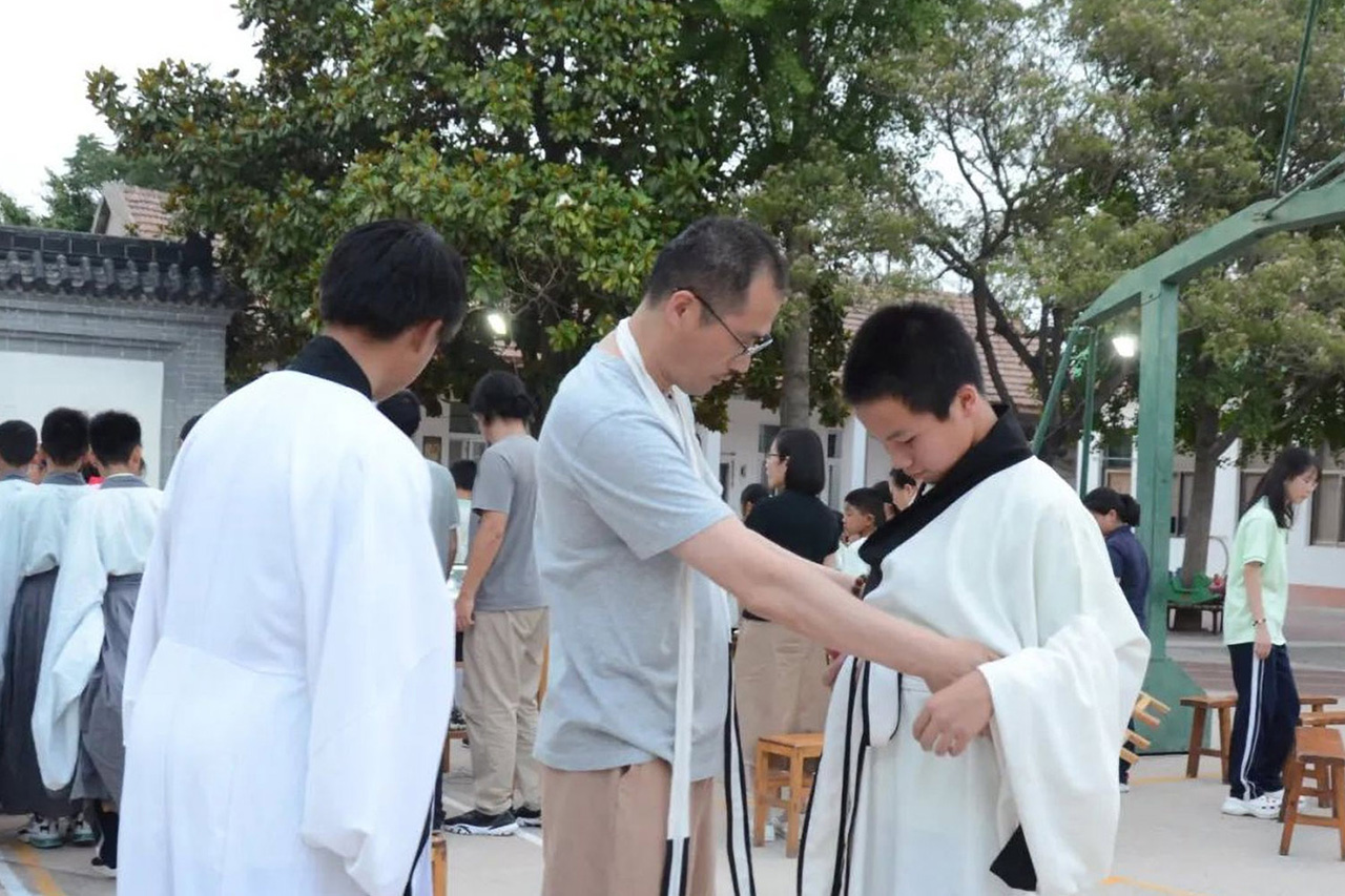 春耕园春耕园学校学校谦谦君子，温润如玉——校园学正关老师