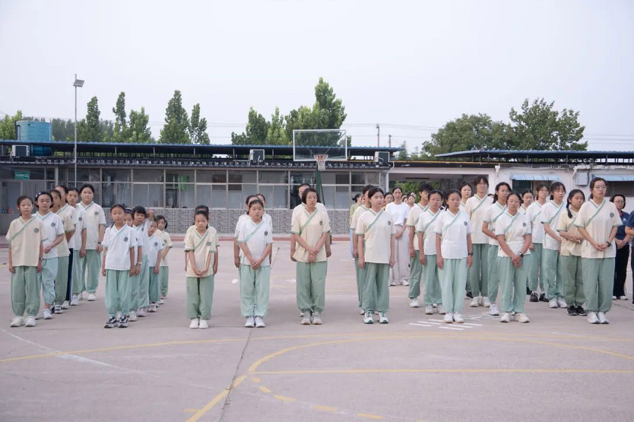 曲阜春耕园春耕园学校学校举办入学礼——“某有不学子某，请老师教之”